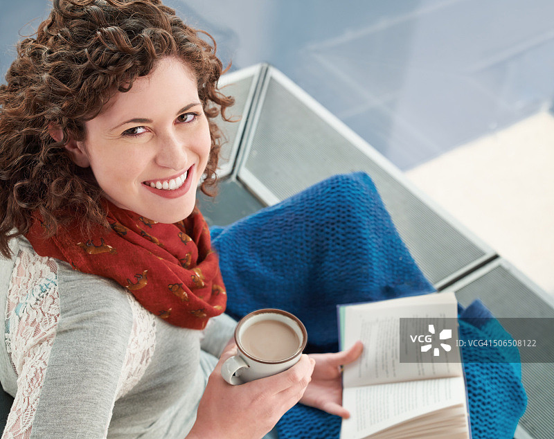 舒适的下午，一本好书图片素材