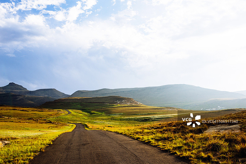 穿过群山的蜿蜒道路图片素材