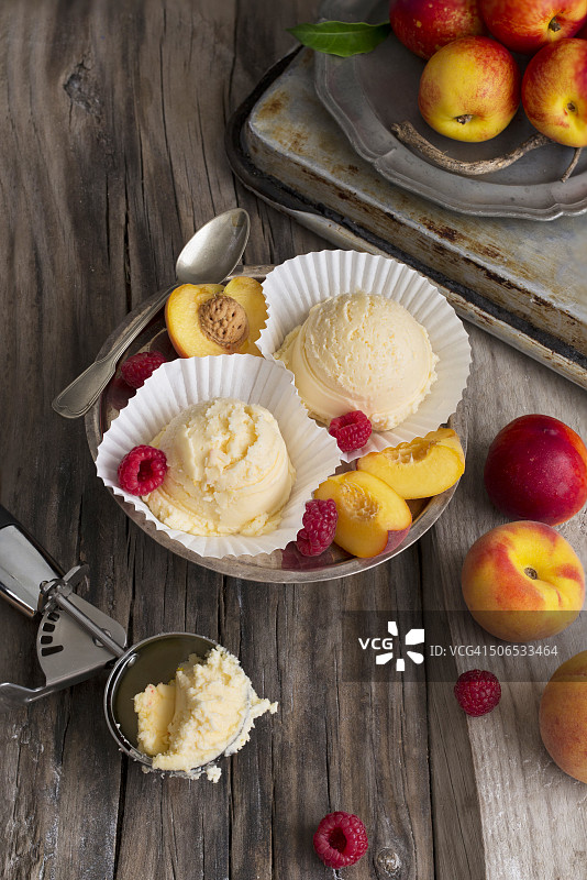 香草冰淇淋球配新鲜浆果和薄荷叶及草莓糖浆图片素材