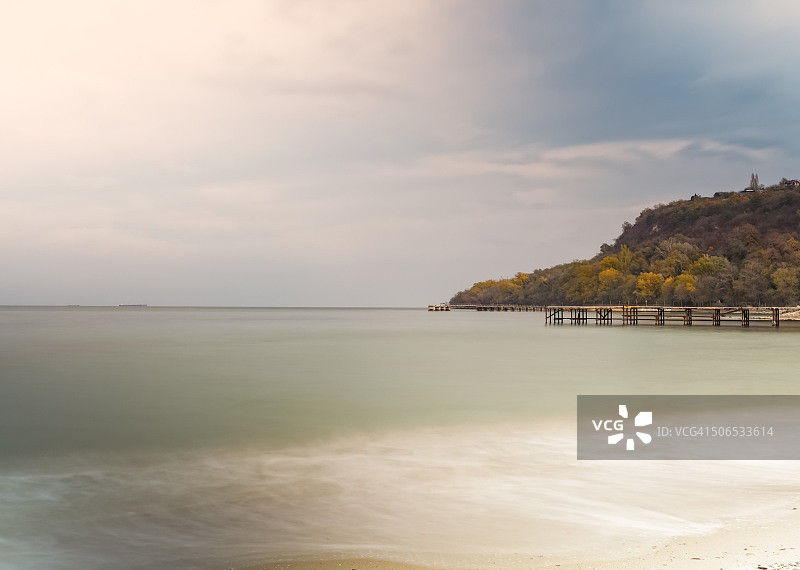 带码头的彩色海滩图片素材