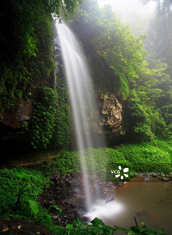 水晶淋浴瀑布图片素材