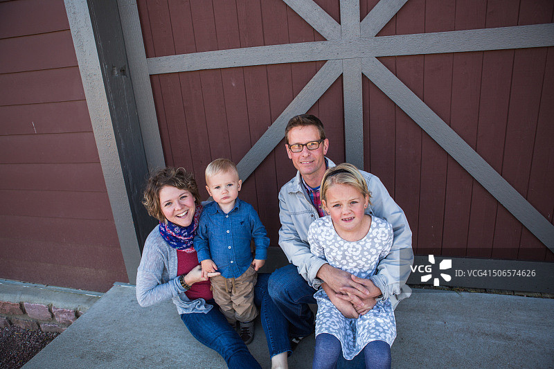 一家人坐在一起图片素材