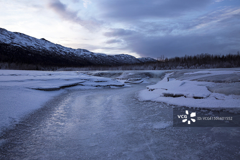 山脉附近的冰冻小溪图片素材