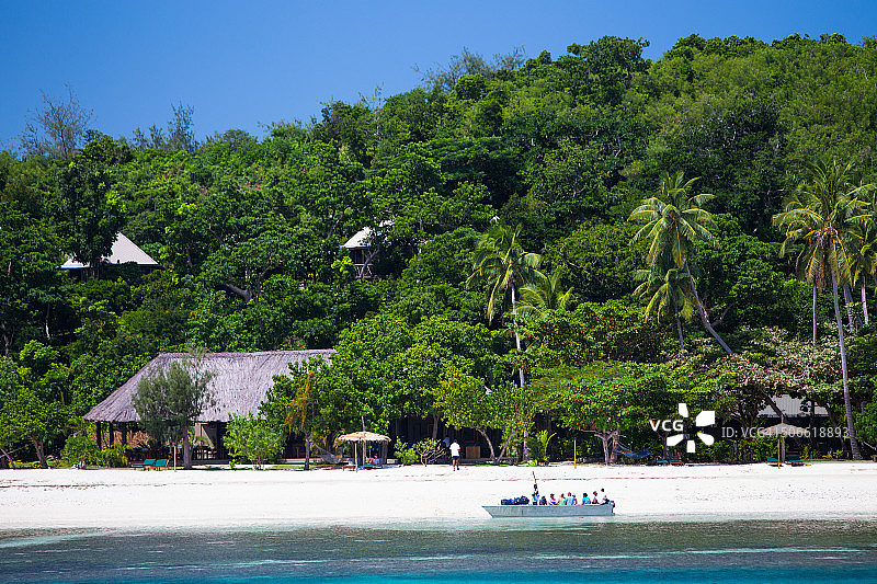 载客前往岛屿海岸的船只图片素材