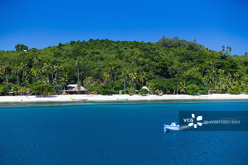 载客前往岛屿海岸的船只图片素材