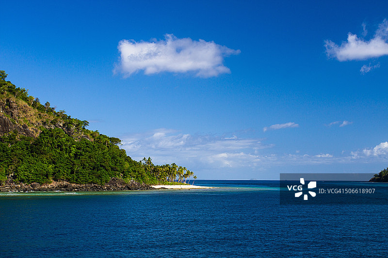 载客前往岛屿海岸的船只图片素材