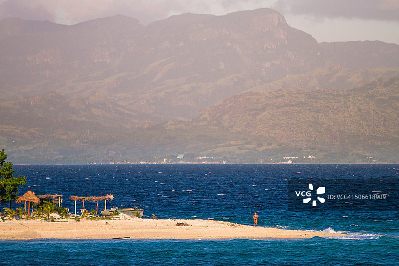 一名女子在小岛周围跑步图片素材