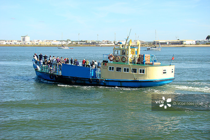 从葡萄牙开往西班牙的船图片素材