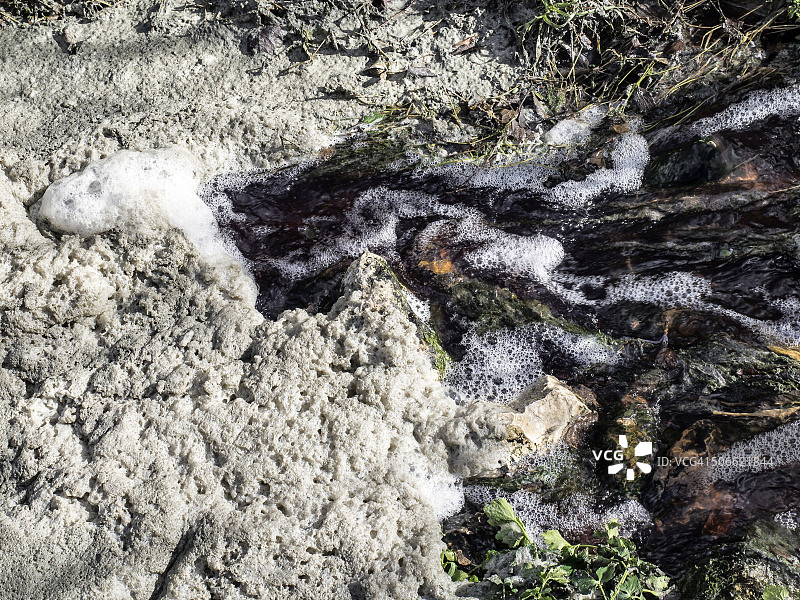 经滤水系统处理后的废水溢入河流图片素材