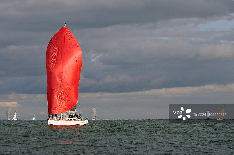 红色帆船顺风航行图片素材