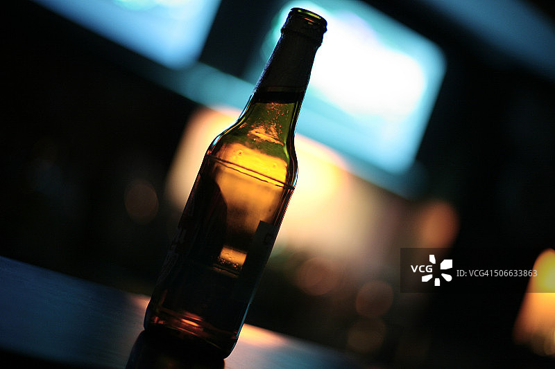 夜总会吧台上空的啤酒瓶图片素材