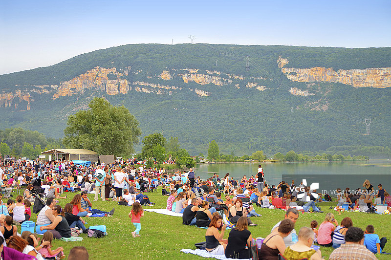 坐在草地上的群众图片素材