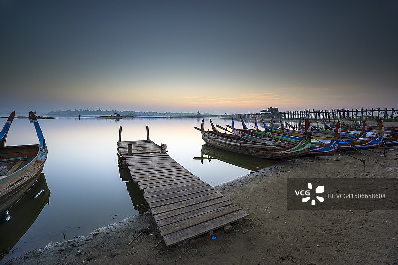 缅甸曼德勒东塔曼湖的日出图片素材