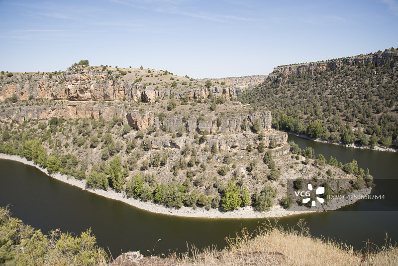 西班牙塞哥维亚杜拉通河的蜿蜒河道图片素材