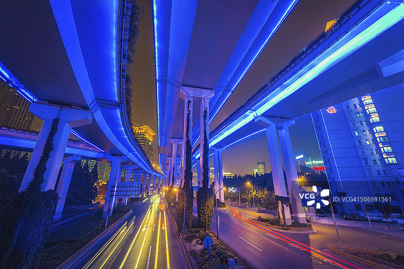 霓虹灯夜间高速公路：未来城市交通立交桥，中国上海图片素材
