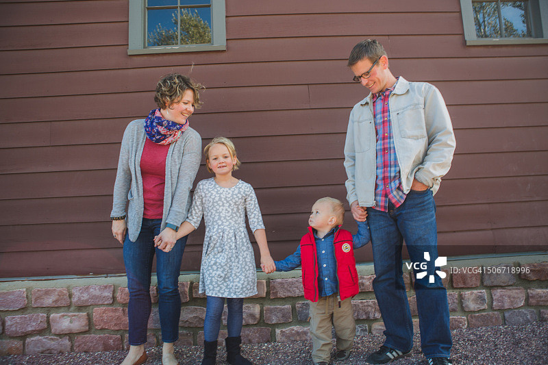 一家人手牵着手图片素材