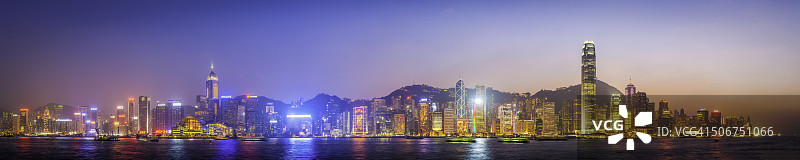香港海港未来主义摩天大楼城市天际线日落全景图片素材