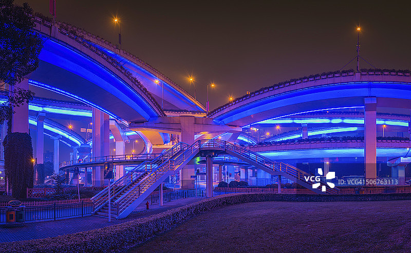 未来感霓虹灯夜景：上海弯曲桥梁图片素材