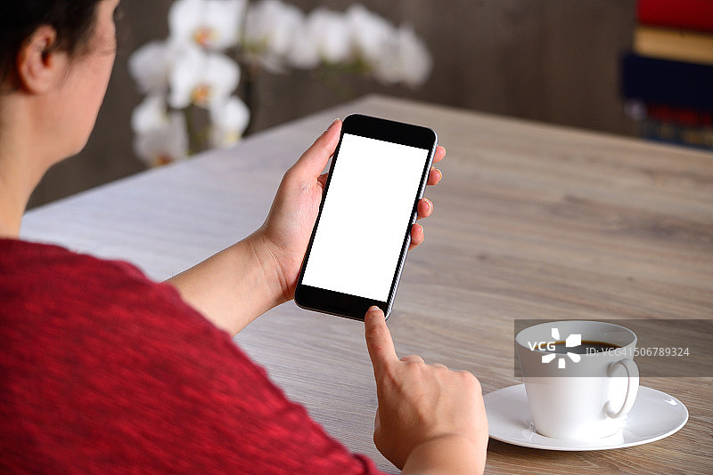 女人使用空白白色屏幕智能手机图片素材