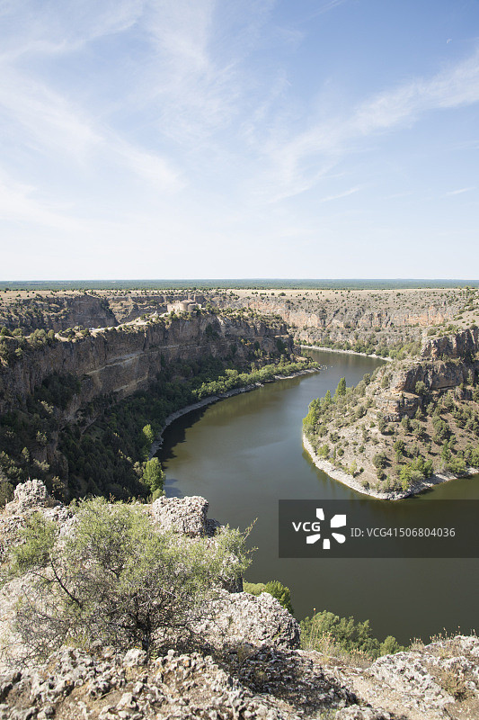 竖版圣弗鲁托斯隐修院与杜拉顿河峡谷图片素材