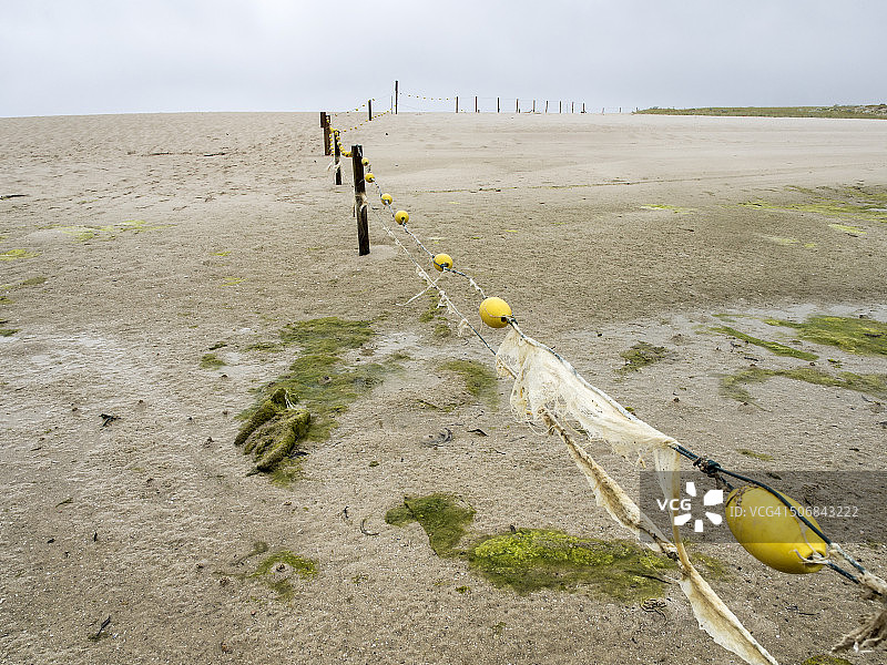 沙丘，附近有木棍和金属线图片素材