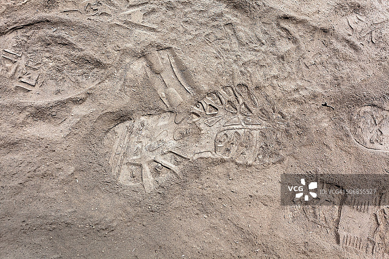 帕里库廷火山灰中的脚印图片素材