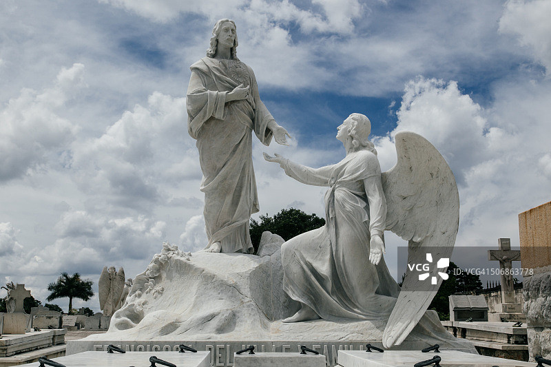古巴哈瓦那哥伦布墓地中的耶稣基督和大天使雕塑图片素材