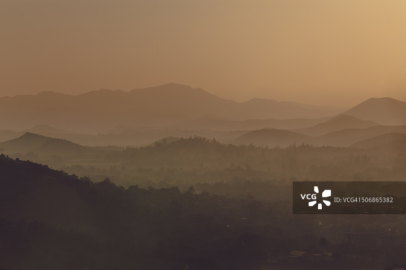 旭日初升时从奥尔金的洛马德拉克鲁斯山上眺望附近的山丘图片素材