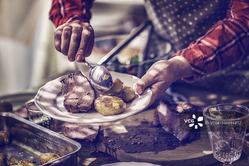 供应烤牛肉配土豆和根茎蔬菜图片素材