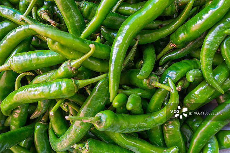 新加坡市场摊位上出售的青辣椒图片素材