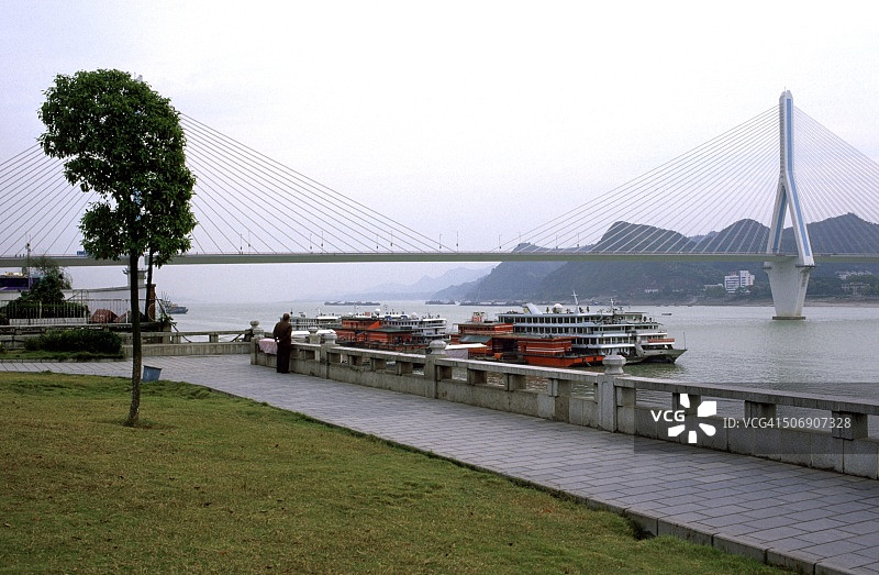 中国湖北省宜昌市长江上的龙桥图片素材