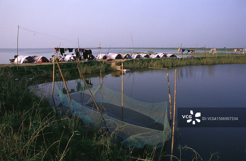 中国湖南省，扬子江沿岸君山岛停靠的舢板船图片素材