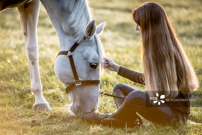 年轻女人与马图片素材
