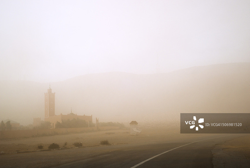 尘暴中的清真寺图片素材