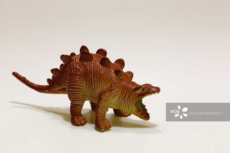 卡其色塑料玩具恐龙侧视图图片素材