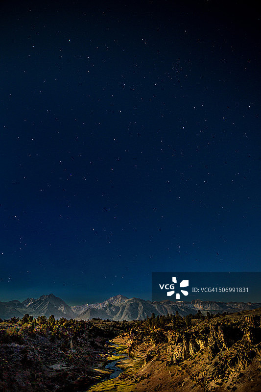 温泉溪流星空图片素材