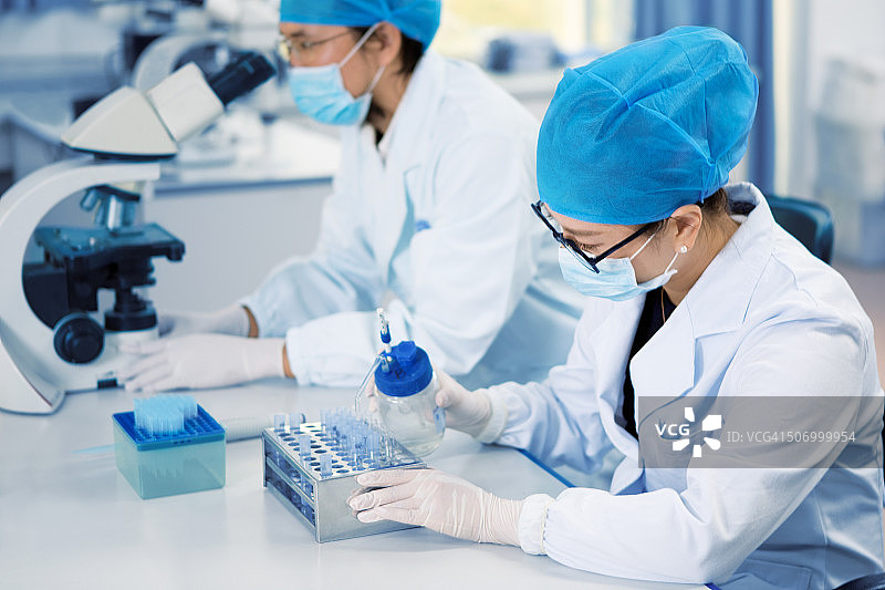 实验室里的年轻化学家图片素材