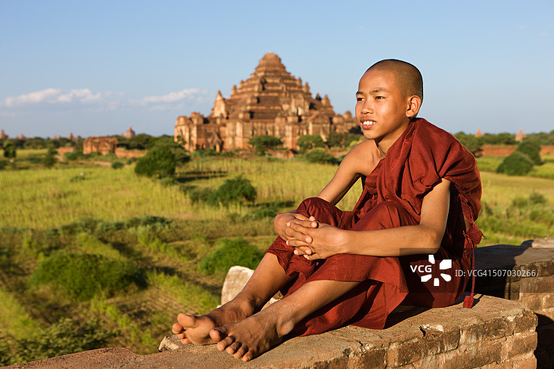 年轻的佛教僧侣图片素材