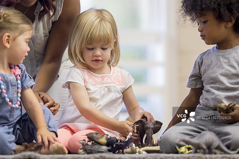 在日托中心玩耍的孩子们图片素材