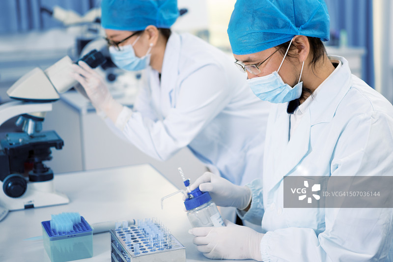 实验室里的年轻化学家图片素材