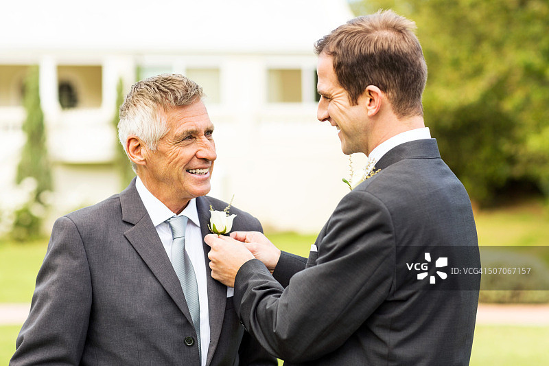 新郎给父亲的西装别胸花图片素材