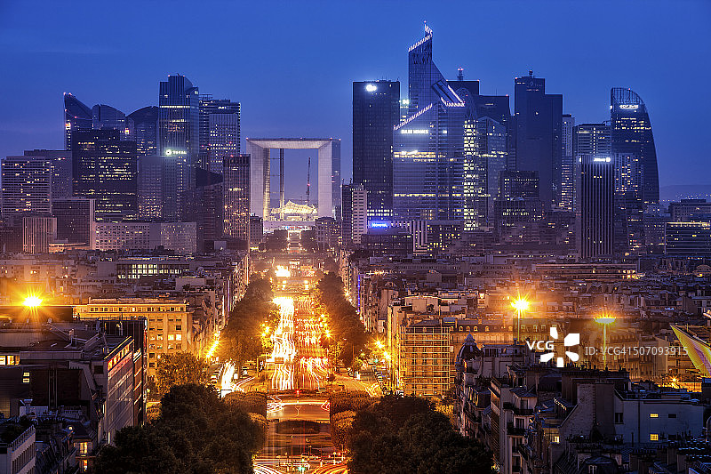 巴黎城市景观与拉德芳斯金融区（黄昏）图片素材