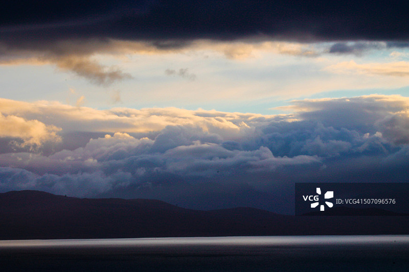 苏格兰斯凯岛上带有金色光芒的暴风云图片素材