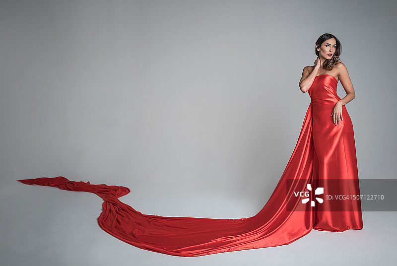 身穿长裙的优雅女人图片素材