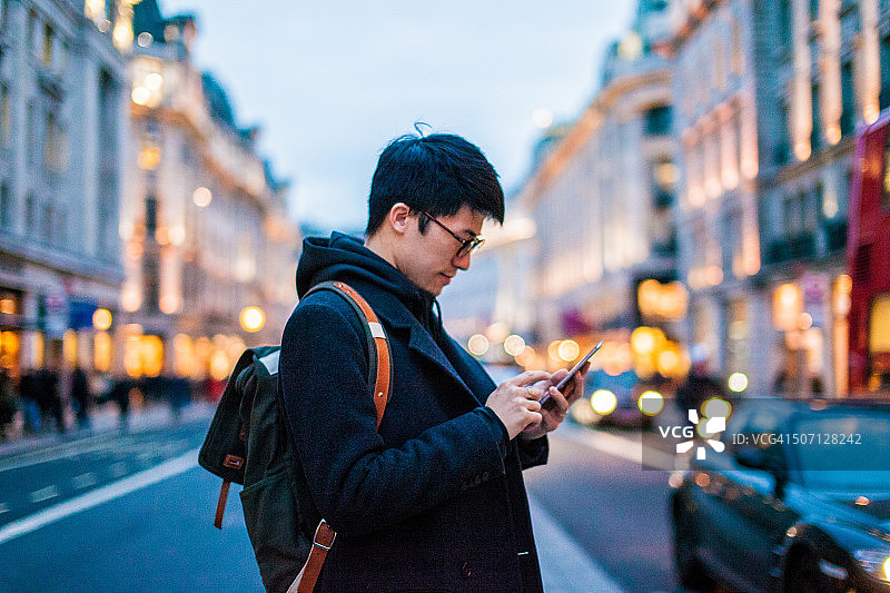 在街上使用手机的年轻男人图片素材