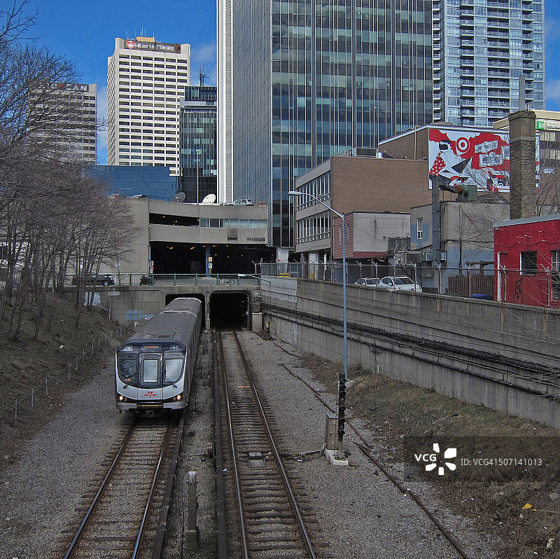 地铁驶出隧道图片素材