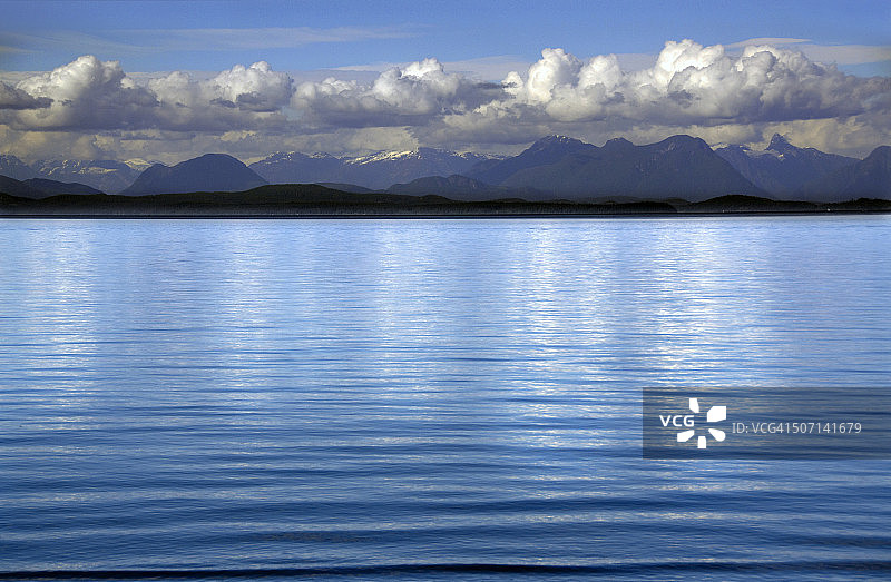 探索通道的倒影图片素材