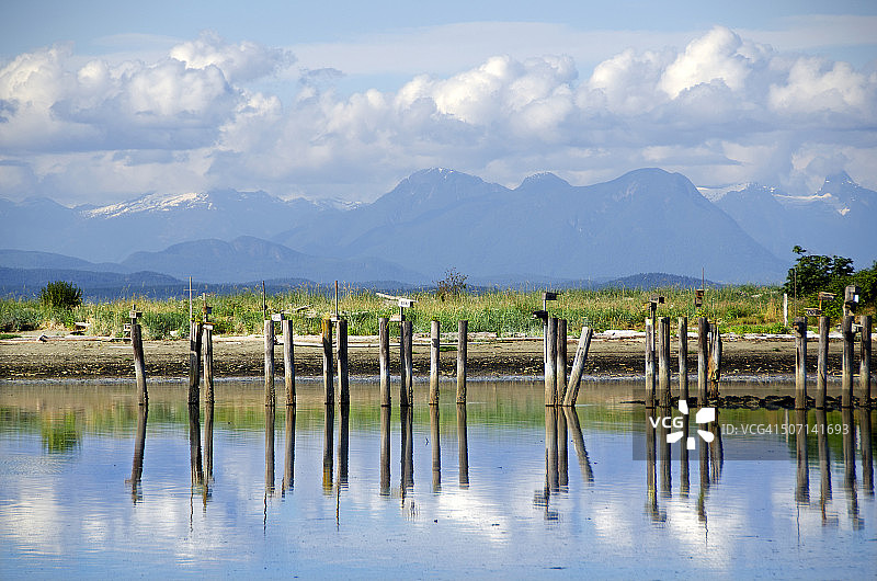 探索通道的倒影图片素材