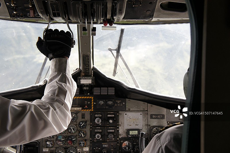 飞行中的飞机驾驶舱图片素材