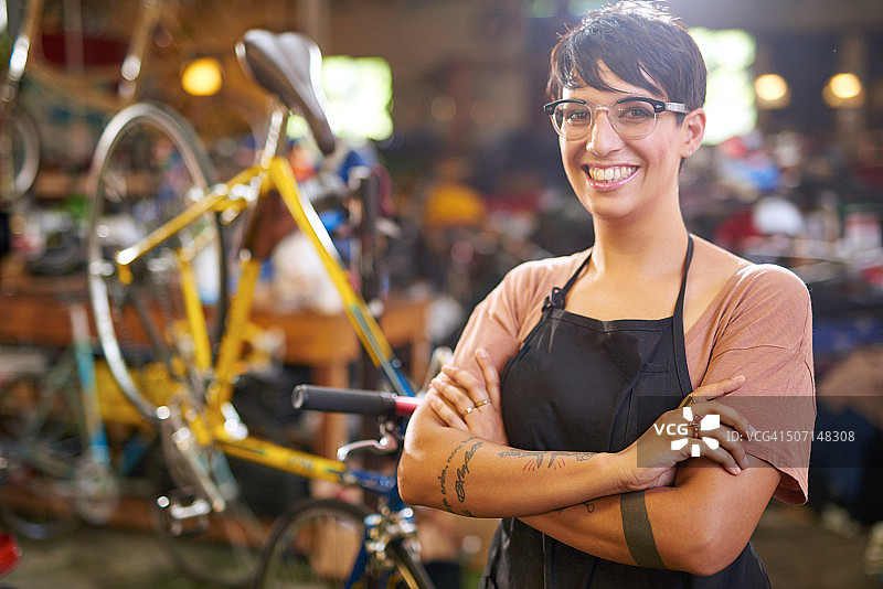 自行车修理店里的女技师图片素材